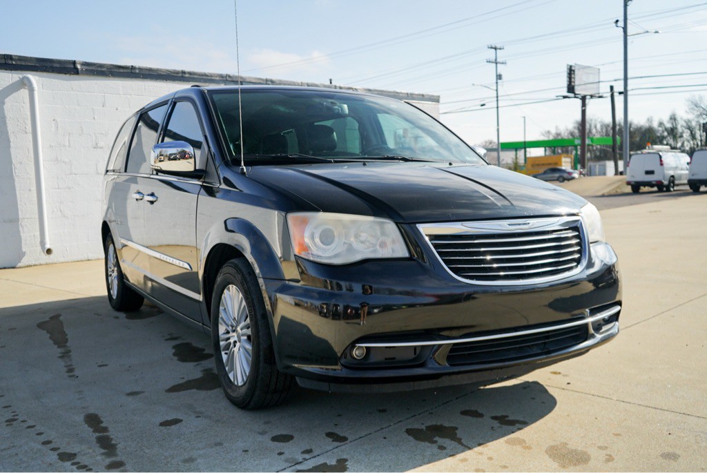 2013 Chrysler Town & Country Image 4