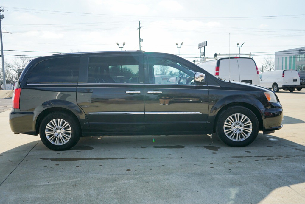 2013 Chrysler Town & Country Image 5