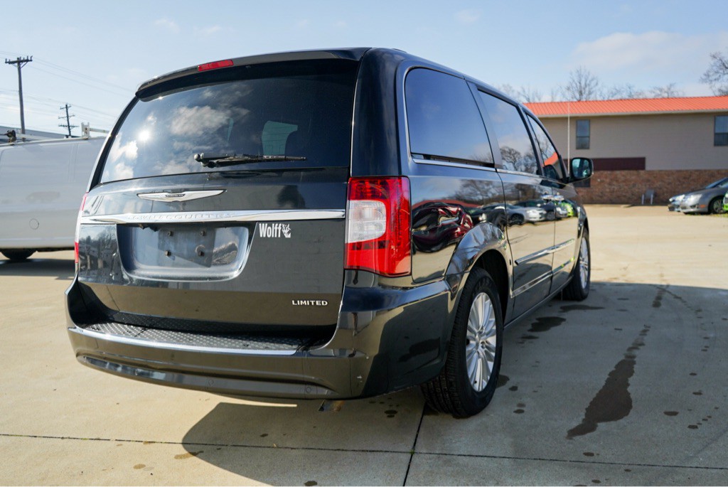 2013 Chrysler Town & Country Image 6