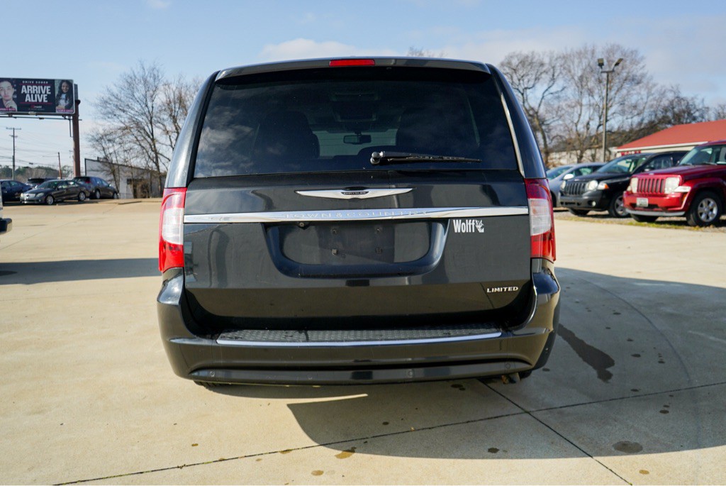 2013 Chrysler Town & Country Image 7