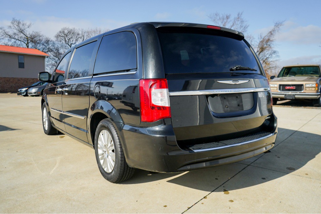2013 Chrysler Town & Country Image 8