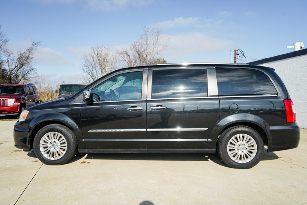 2013 Chrysler Town & Country Image 9