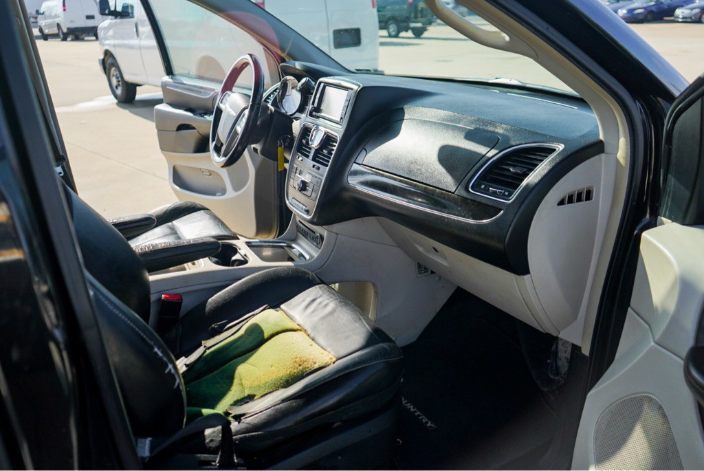 2013 Chrysler Town & Country Image 10