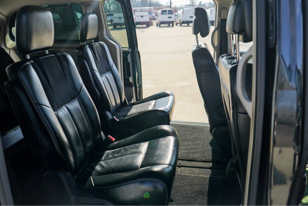 2013 Chrysler Town & Country Image 11