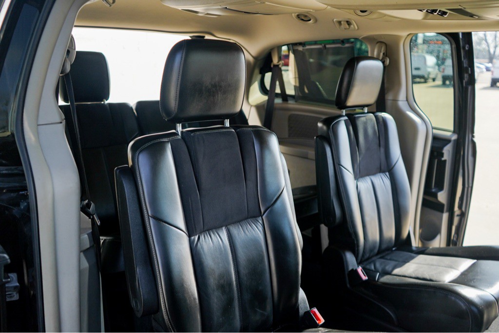 2013 Chrysler Town & Country Image 12