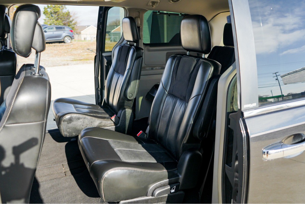 2013 Chrysler Town & Country Image 14