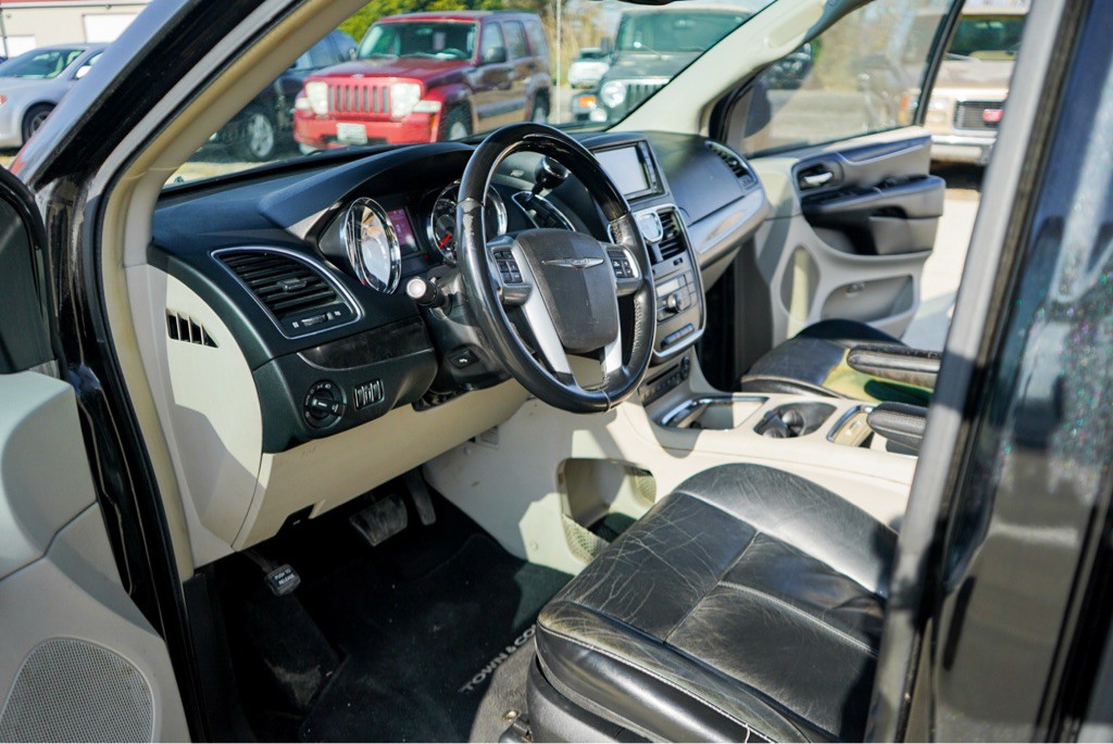 2013 Chrysler Town & Country Image 15