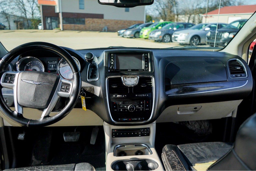 2013 Chrysler Town & Country Image 16