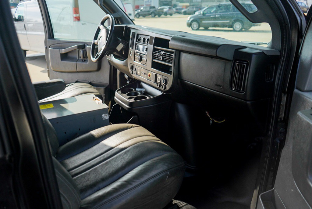 2017 Chevrolet Express Image 10