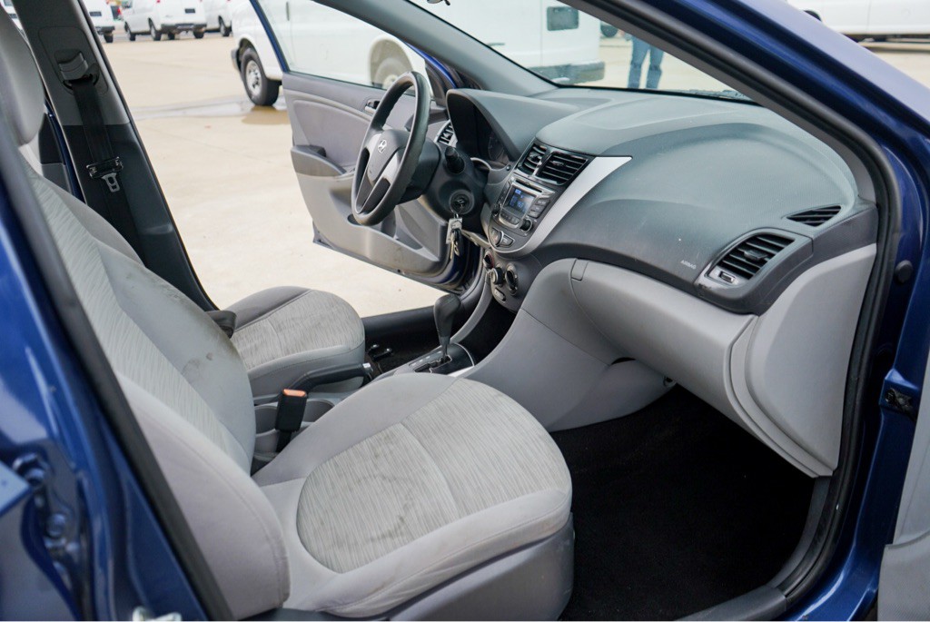 2016 Hyundai Accent Image 10