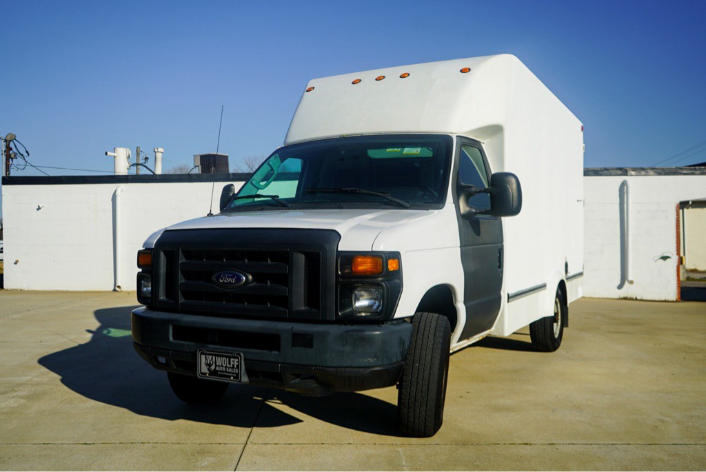 2017 Ford Econoline Image 2