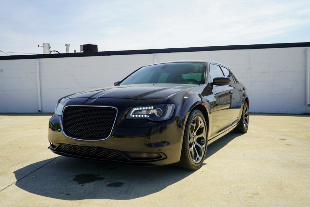 2015 Chrysler 300 Image 2