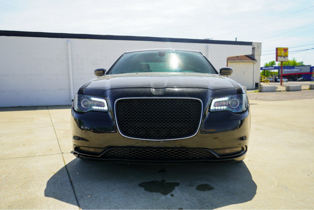 2015 Chrysler 300 Image 3