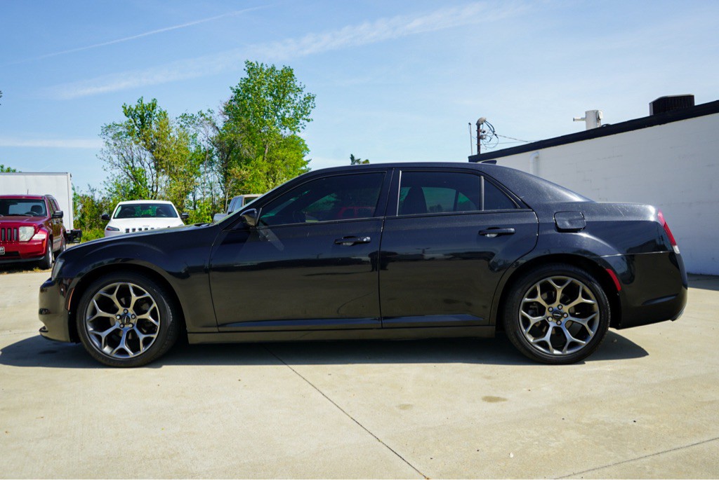 2015 Chrysler 300 Image 9