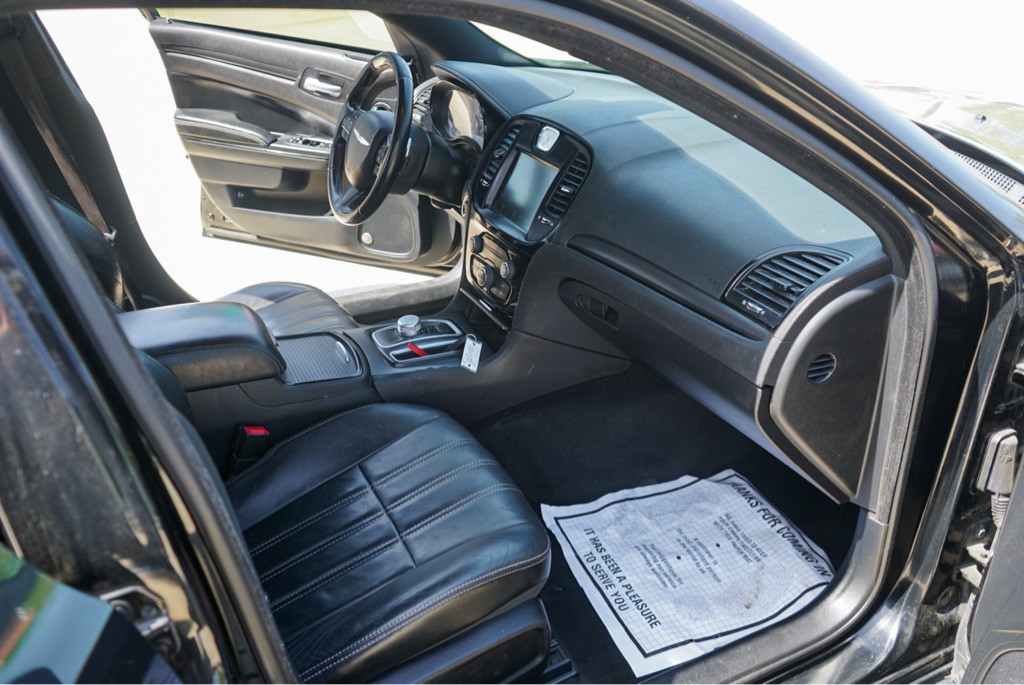 2015 Chrysler 300 Image 10