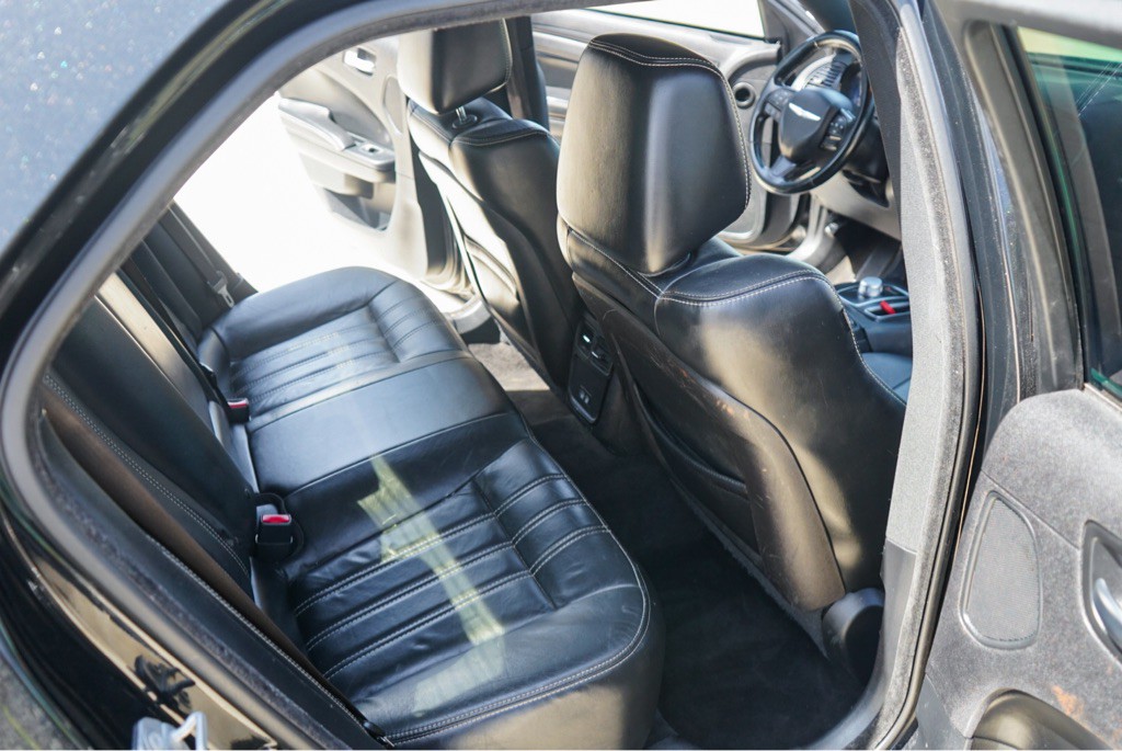 2015 Chrysler 300 Image 11