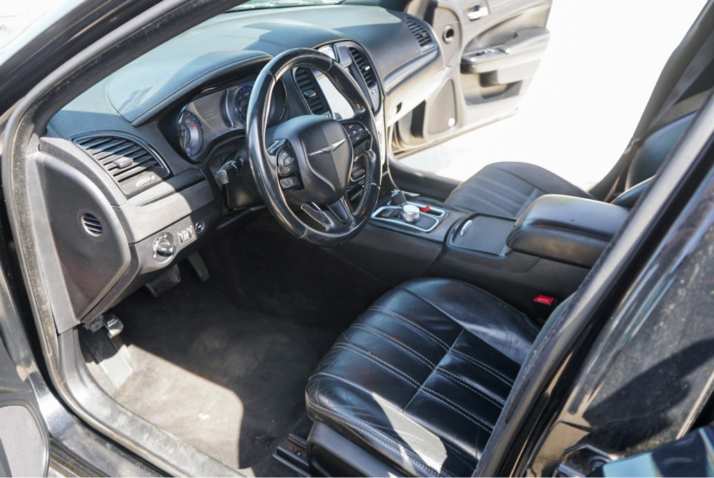 2015 Chrysler 300 Image 13
