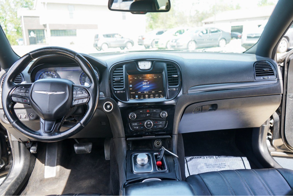 2015 Chrysler 300 Image 14