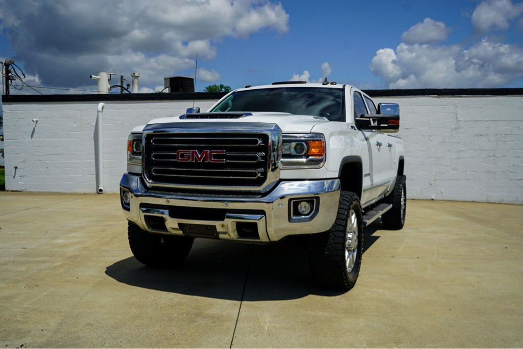 2018 GMC Sierra Image 2