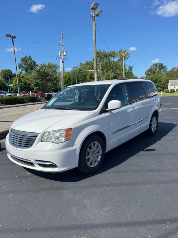 2014 Chrysler Town & Country Image 2