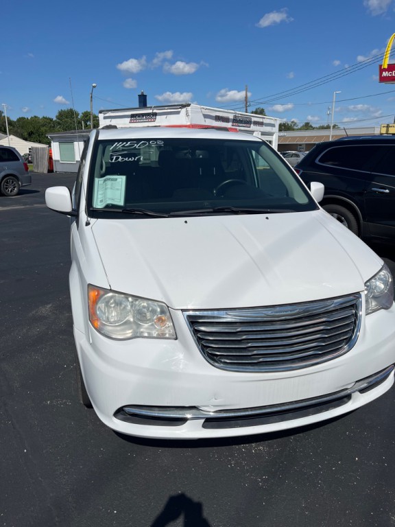 2014 Chrysler Town & Country Image 3