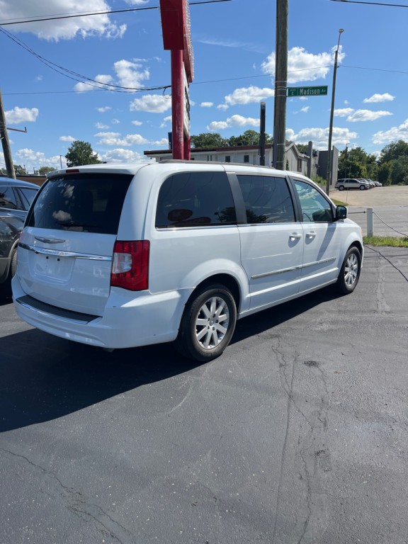 2014 Chrysler Town & Country Image 5
