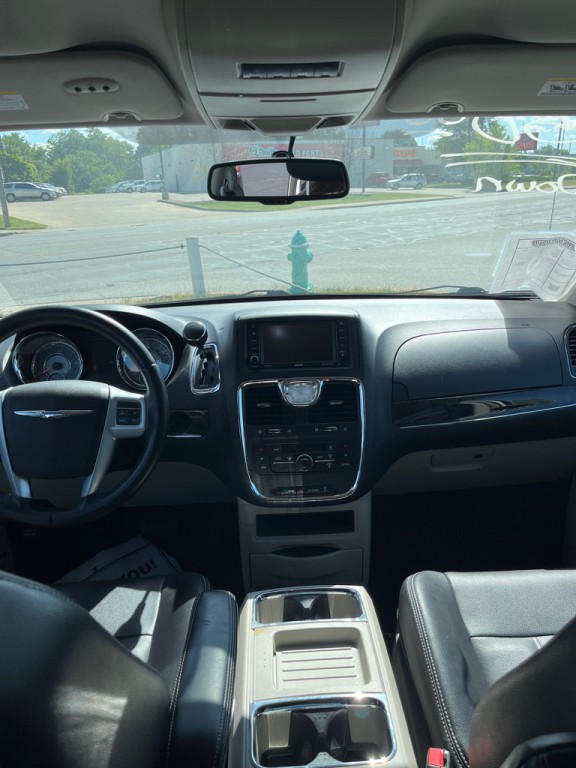 2014 Chrysler Town & Country Image 7