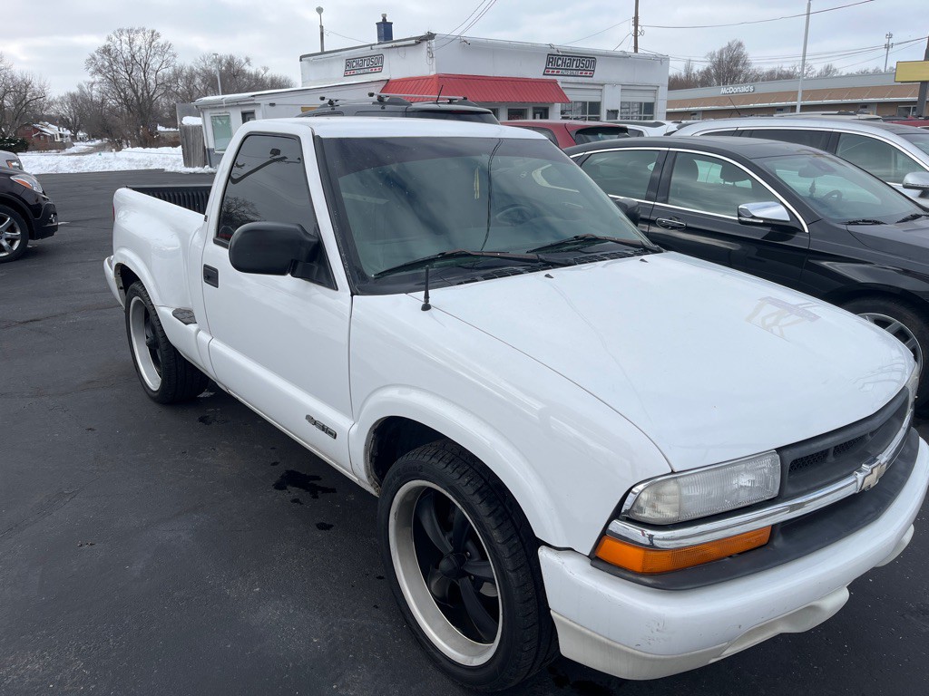 2000 Chevrolet S10 Image 2