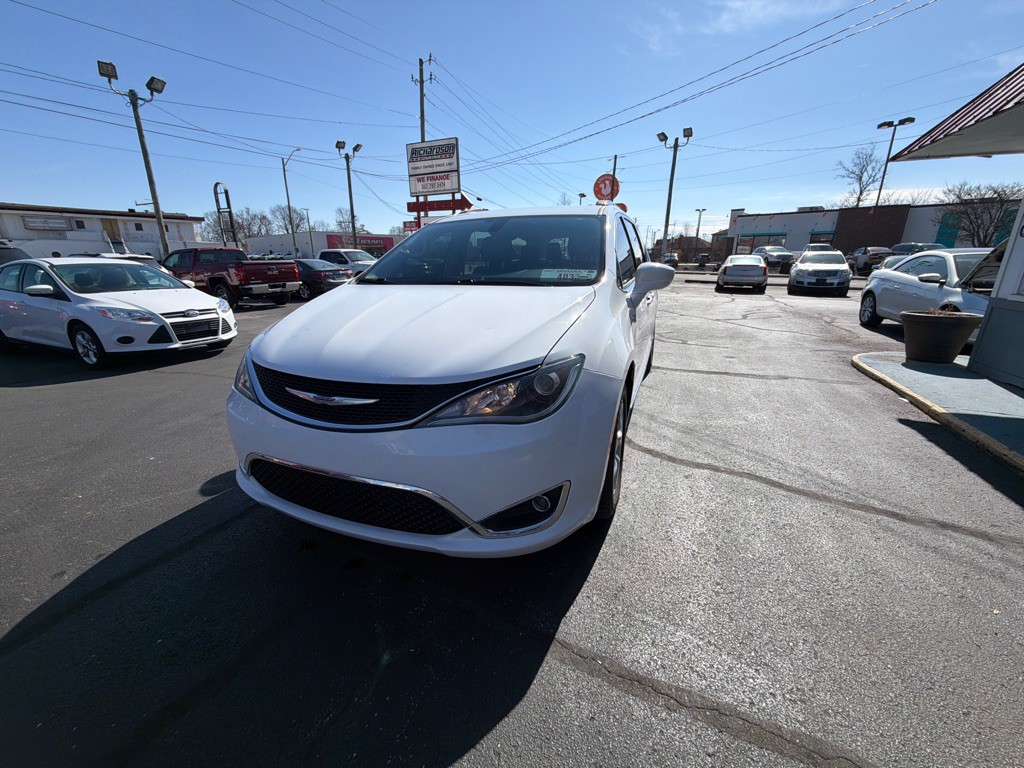 2017 Chrysler Pacifica Image 1