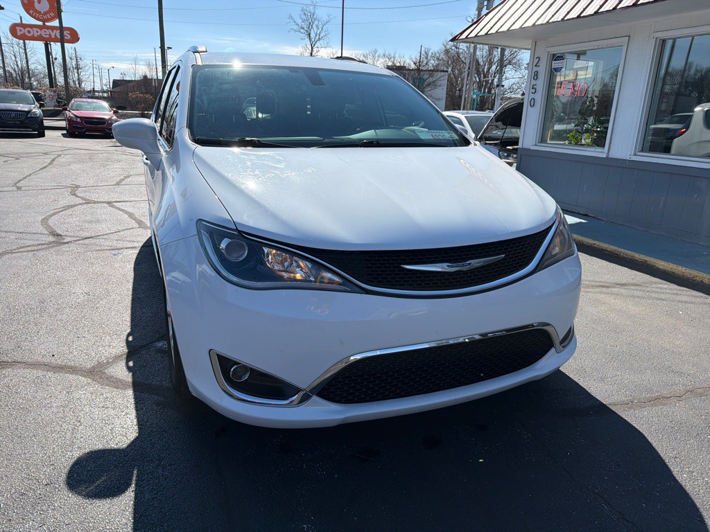 2017 Chrysler Pacifica Image 2