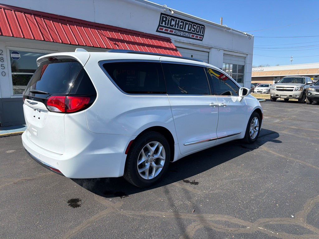 2017 Chrysler Pacifica Image 4