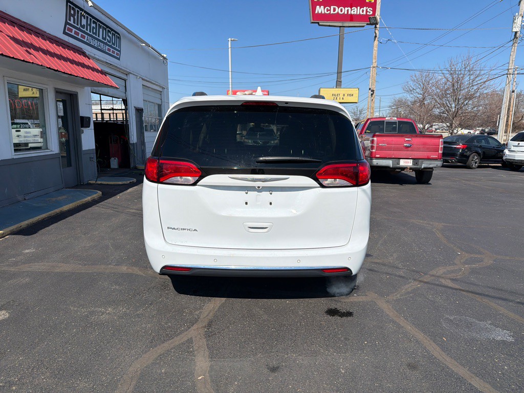 2017 Chrysler Pacifica Image 5