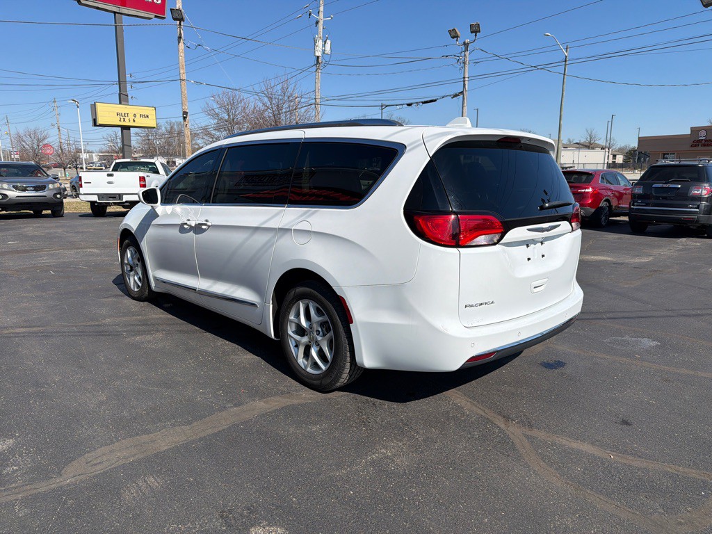 2017 Chrysler Pacifica Image 6