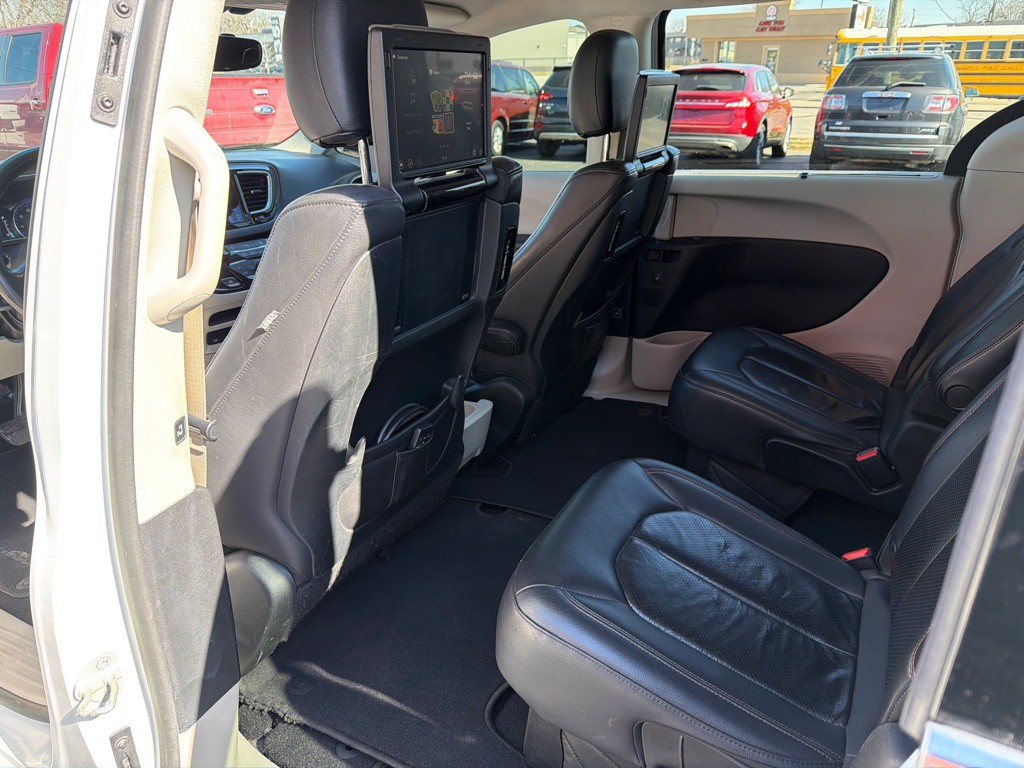 2017 Chrysler Pacifica Image 8