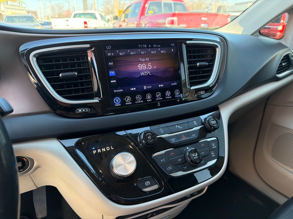 2017 Chrysler Pacifica Image 10