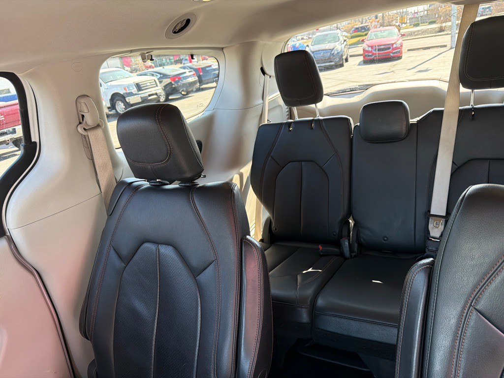 2017 Chrysler Pacifica Image 12