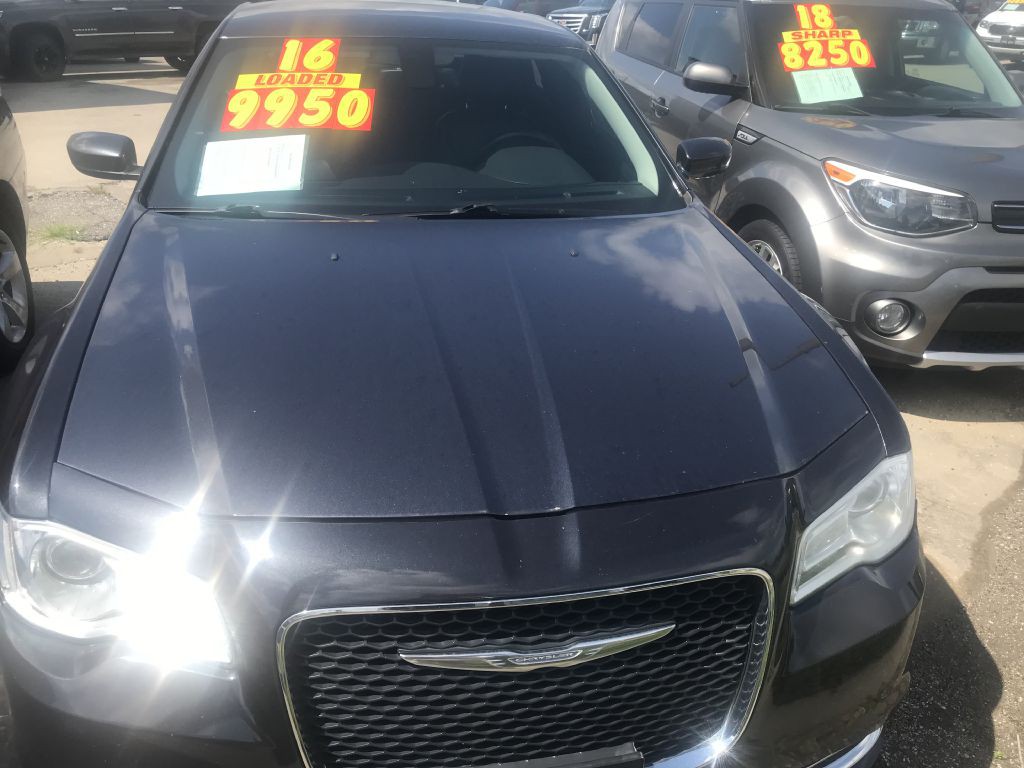 2016 Chrysler 300 Image 2