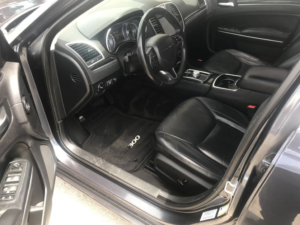 2016 Chrysler 300 Image 4