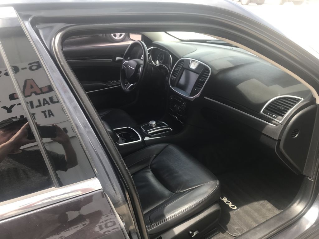 2016 Chrysler 300 Image 6