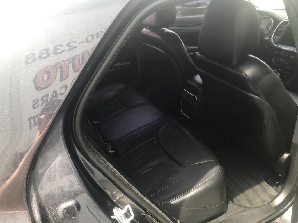 2016 Chrysler 300 Image 7