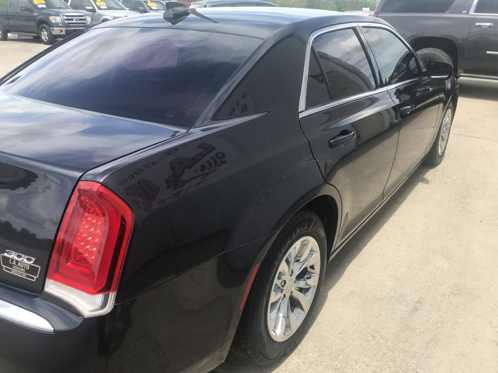 2016 Chrysler 300 Image 9