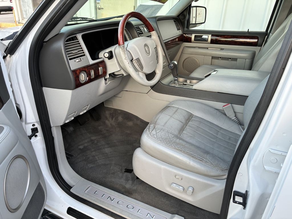 2006 Lincoln Navigator Image 3