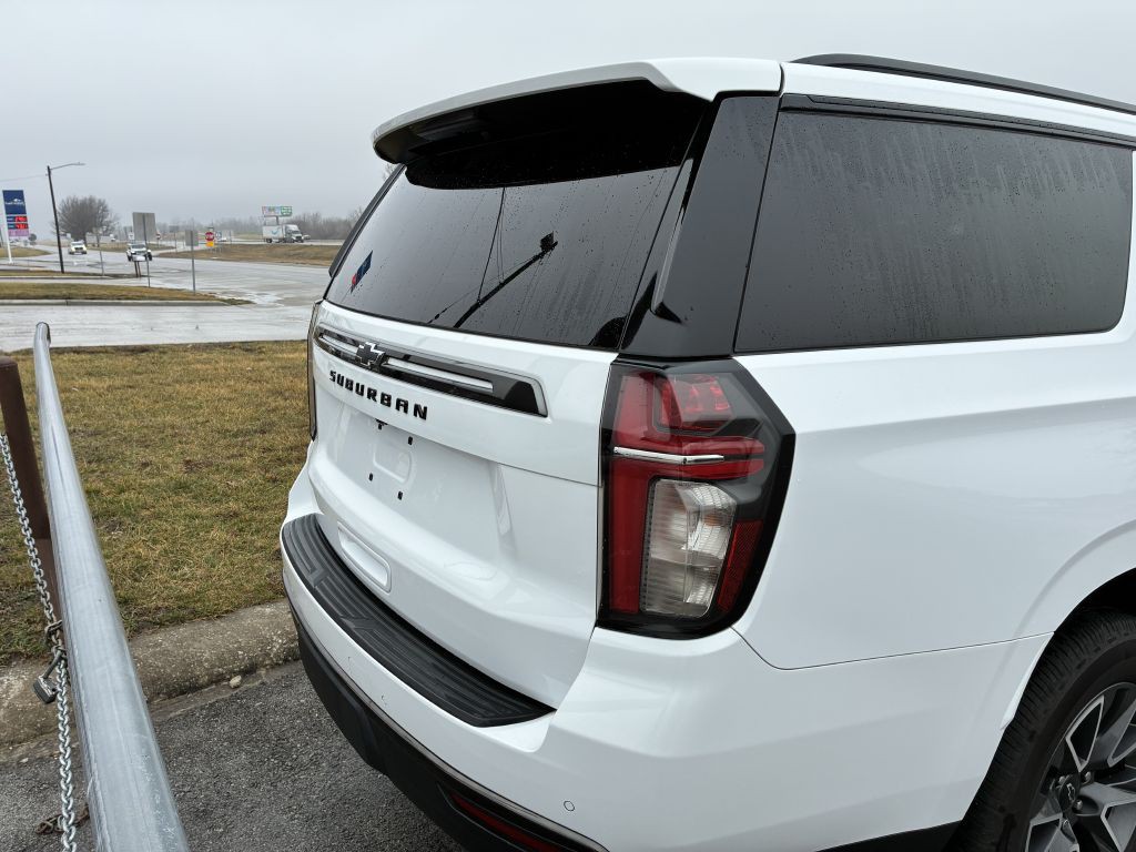 2021 Chevrolet Suburban Image 3