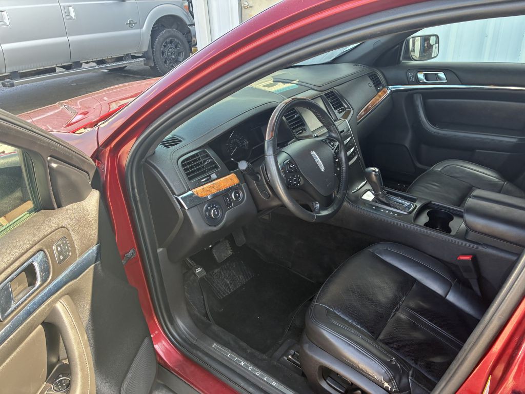 2014 Lincoln MKS Image 4