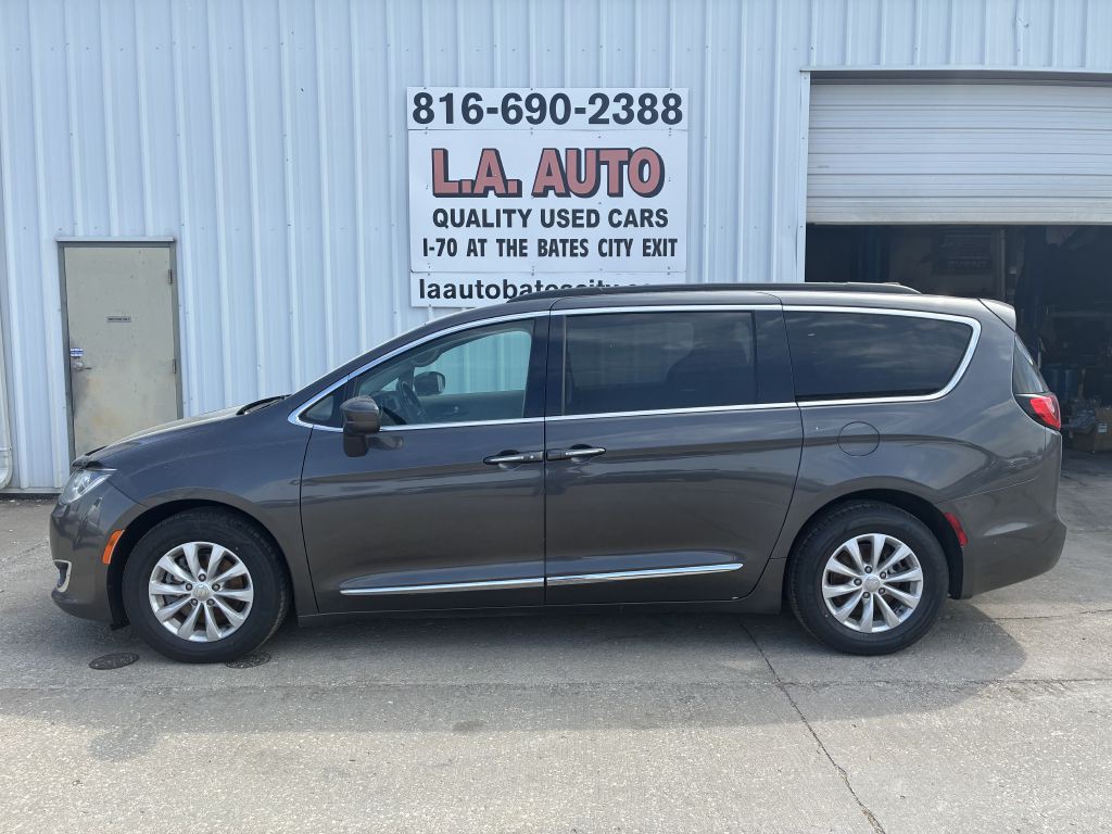 2017 Chrysler Pacifica Image 1