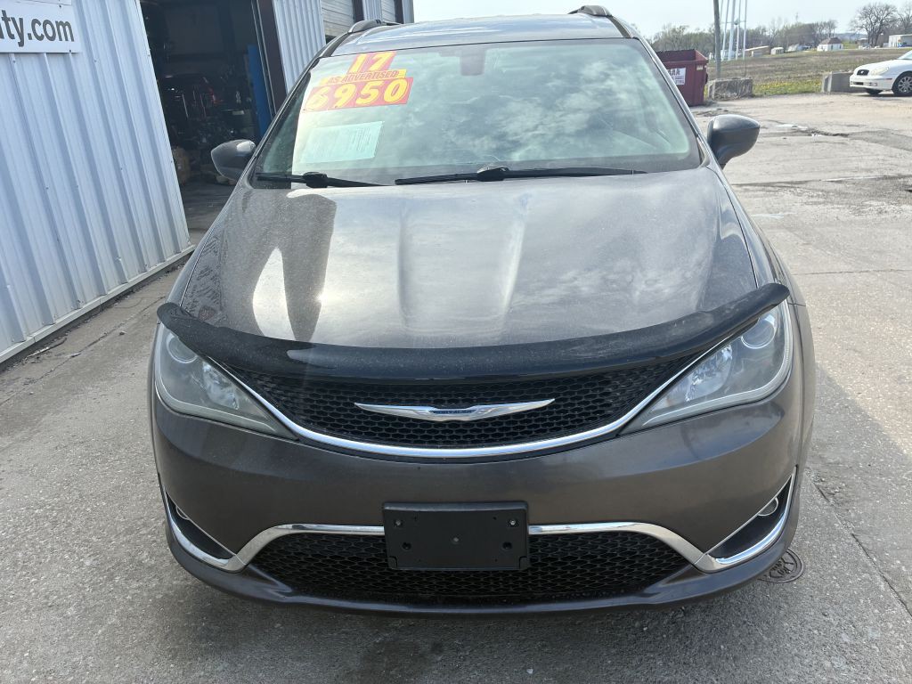 2017 Chrysler Pacifica Image 2