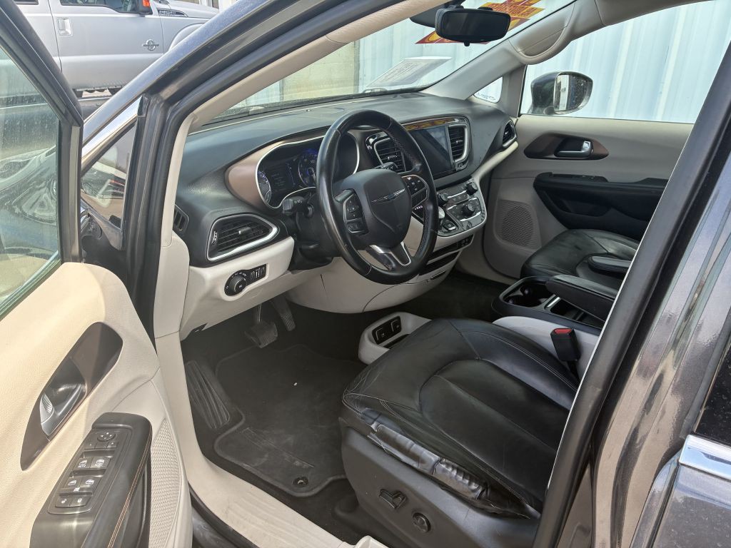 2017 Chrysler Pacifica Image 4