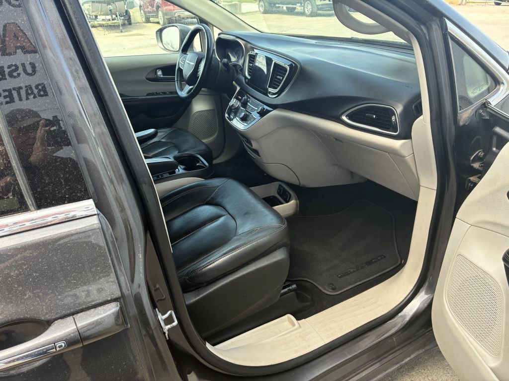 2017 Chrysler Pacifica Image 7