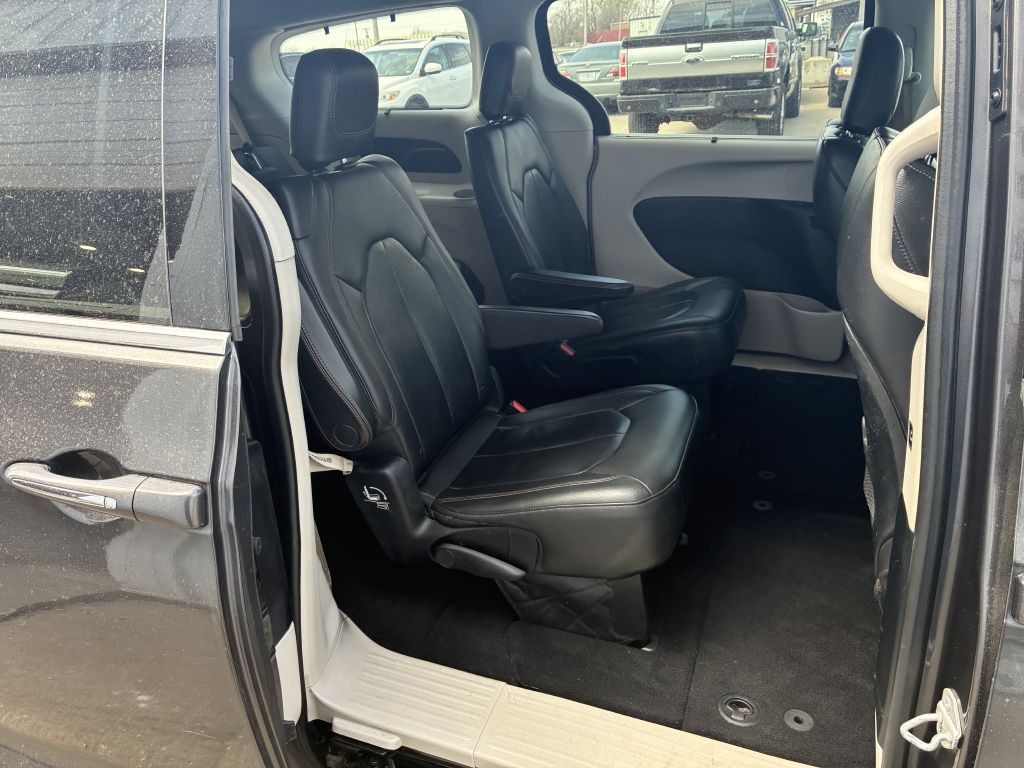 2017 Chrysler Pacifica Image 8