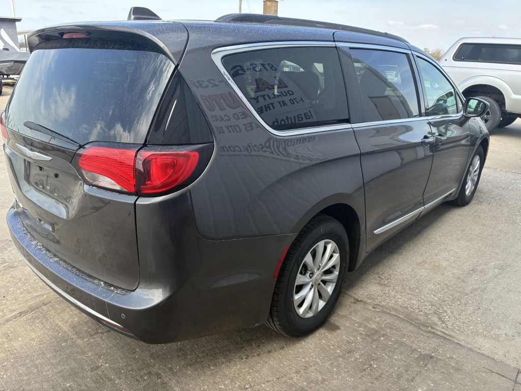 2017 Chrysler Pacifica Image 10